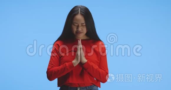 年轻女子在镜头前祈祷视频