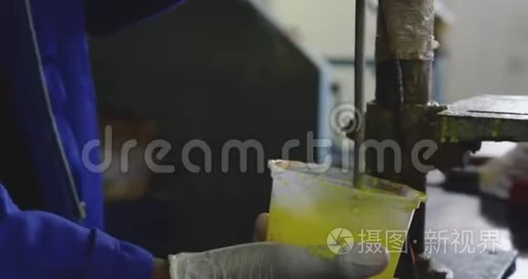 混合种族男子在工厂工作视频