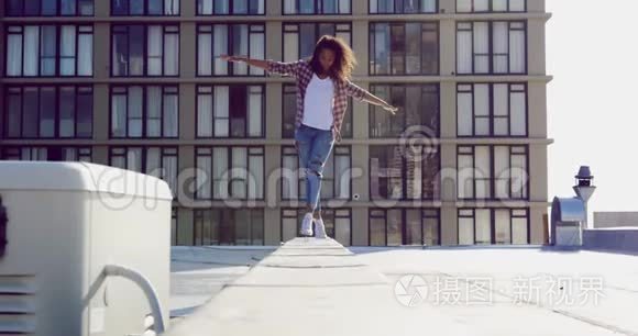城市屋顶平衡的时尚年轻女性视频