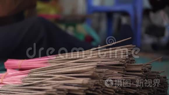 越南妇女称重、打包并拿出新制作的香棒运往商店。 生产制造