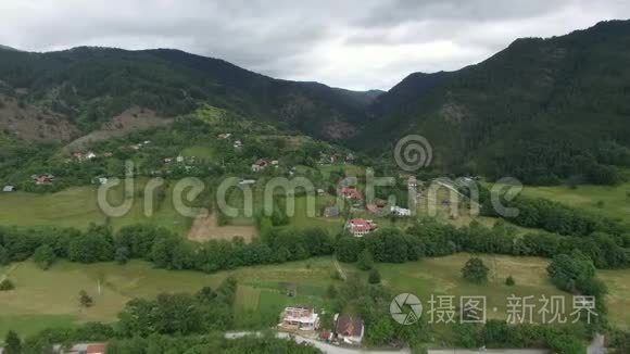 塞尔维亚山区村庄的空中景象视频