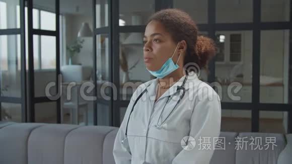 手臂交叉的严肃的非洲女医师