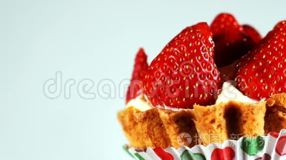 美味可口的甜草莓蛋糕视频