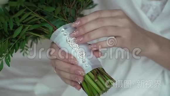 带结婚花束和情书的新娘视频