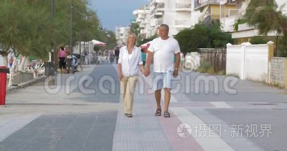 两个男人和女人走在街上视频