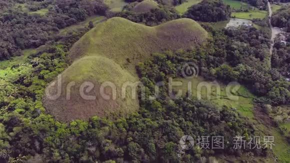 菲律宾博霍尔岛上的巧克力山上的一架飞行无人机