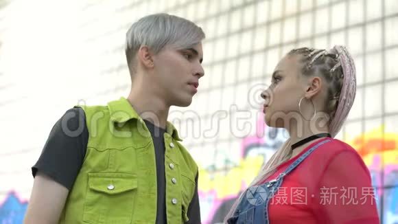 时尚女性千禧一代抚摸男友的脸,亲密的夫妻短视频