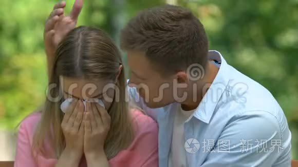 关怀的男朋友拥抱和安慰沮丧的哭泣的女人支持概念短视频