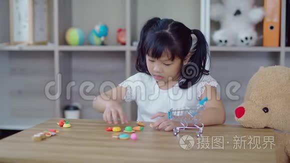 可爱的女孩在桌子上玩食物模型视频