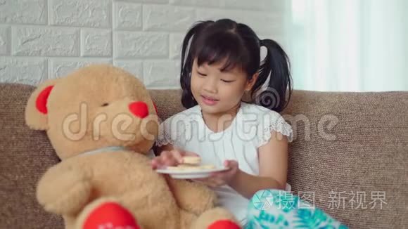 可爱的女孩分享甜点给大泰迪熊视频