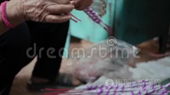 越南妇女称重打包并拿出新制作的香棒运往商店。 生产制造