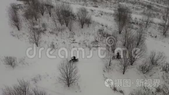 两个人在雪地里骑摩托车视频