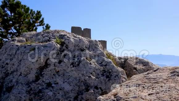 岩石中的洛卡卡拉斯基奥要塞。