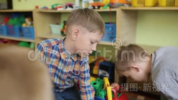 幼儿在幼儿园玩玩具.. 男孩玩汽车