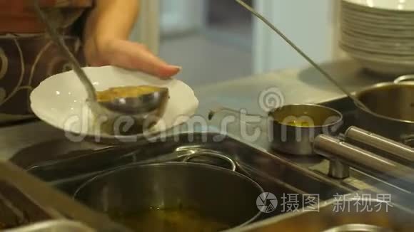 在食堂煮汤视频