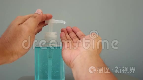 用酒精凝胶清洗和清除病毒、细菌和细菌。