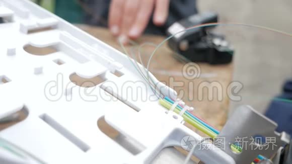 一名男子插入光纤集线器电缆视频