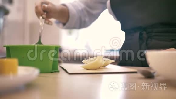 女孩在黑板上拉热意大利馄饨视频