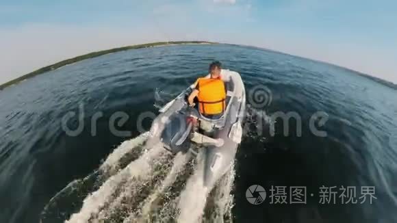 一艘被人驾驶的小艇的背面视频