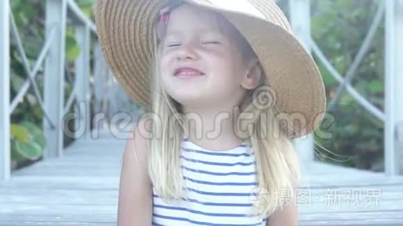 戴着大帽子的小女孩高兴地笑了视频