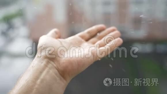 一滴雨水落入一个年轻人的手中视频