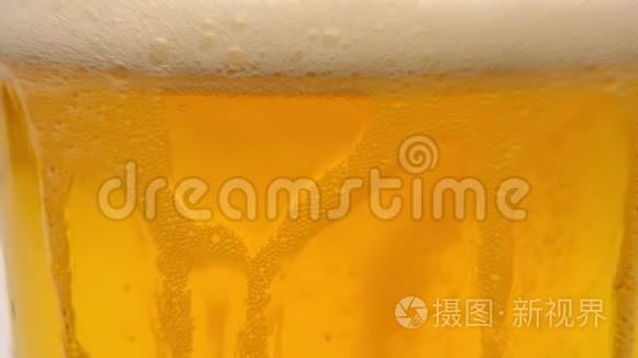 缓慢流动的新鲜啤酒溢出