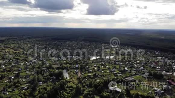 夏季俯瞰湖泊的乡村住宅的空中库存录像