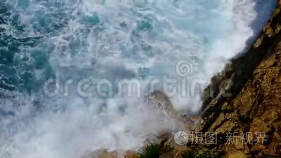 海浪冲击岩石的海水视频