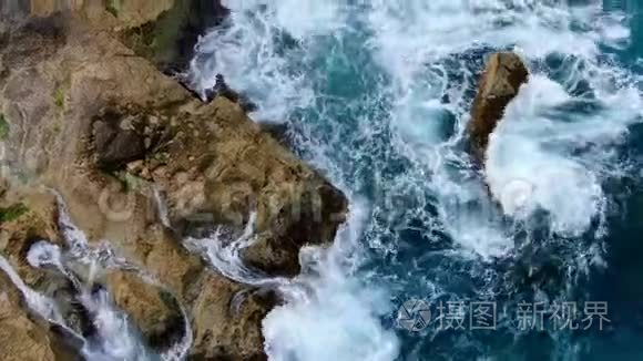 海浪冲击岩石的海水视频