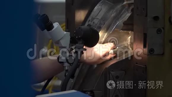 某制造厂用专用磨床精磨金属视频
