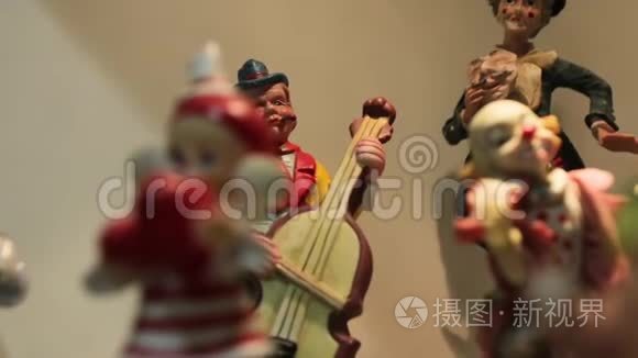 小丑音乐家雕像视频