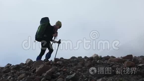 一个背着背包的女孩站在凉爽的地方