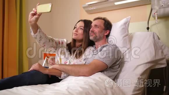 快乐的夫妻在医院自拍视频