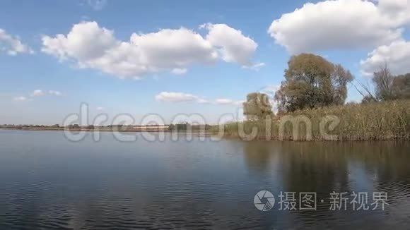 碧云天下平静的湖水视频