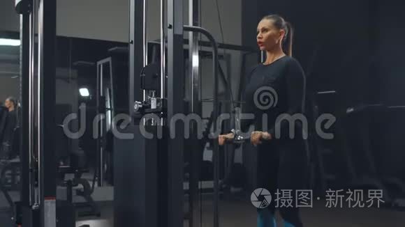 女性从事力量训练三头肌视频