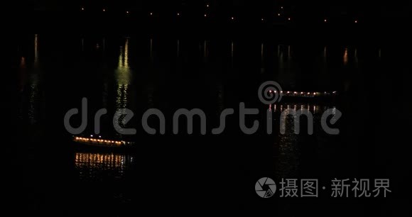 东京市区海湾地区的一艘夜船