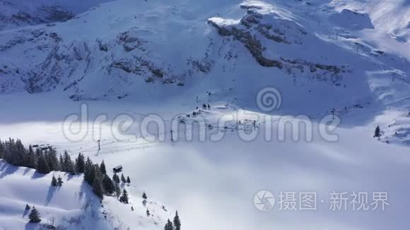 山上美丽的雪景空中飞行镜头视频