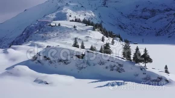 山上美丽的雪景空中飞行镜头视频