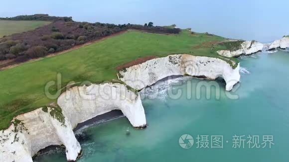 英国老哈里岩石的壮观鸟瞰图视频