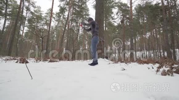 在森林里工作的年轻运动员视频