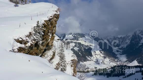 在一个阳光明媚的冬日，群山中梦幻般的雪景