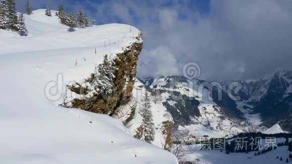 在一个阳光明媚的冬日，群山中梦幻般的雪景