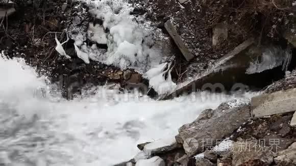 秋天里肮脏的山涧寒冷视频