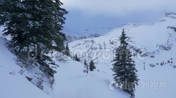 在一个阳光明媚的冬日，群山中梦幻般的雪景