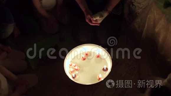 白色盘子，上面有漂浮的蜡烛