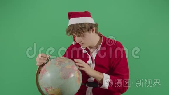 沮丧的成年男子圣诞老人在环球搜索
