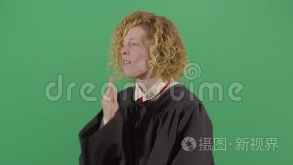 法庭上睡眼的女法官视频