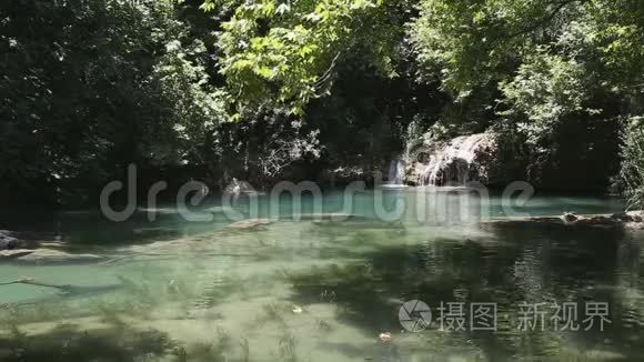 著名的Kursunlu瀑布和绿松石水湖