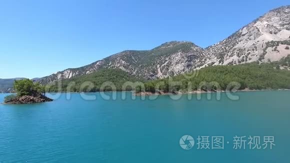 从水到绿峡谷岩石海岸的景色视频