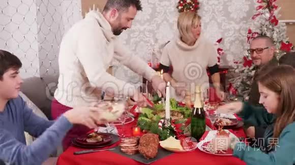 大家庭在圣诞庆典上享用美食视频